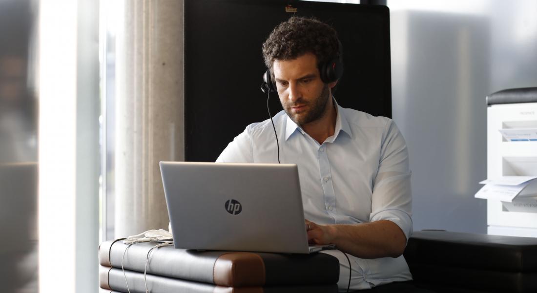 neuer Geschäftsführer, Till Boeder, am Laptop