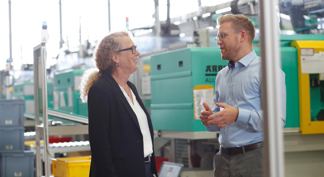 Mitarbeiter in Produktionshalle