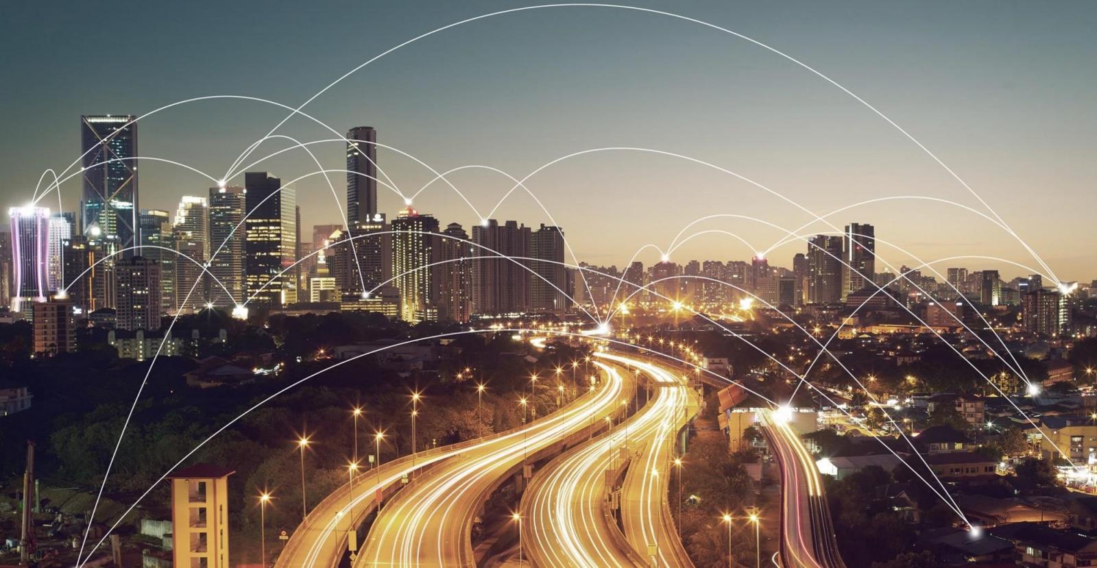 Beleuchtede Stadt in der Dämmerung Hochhäuser Schnellstraße